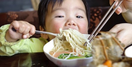 Китайский ребенок обедает